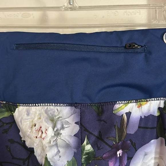 Oiselle Women’s Roga Shorts - Picture 3 of 4